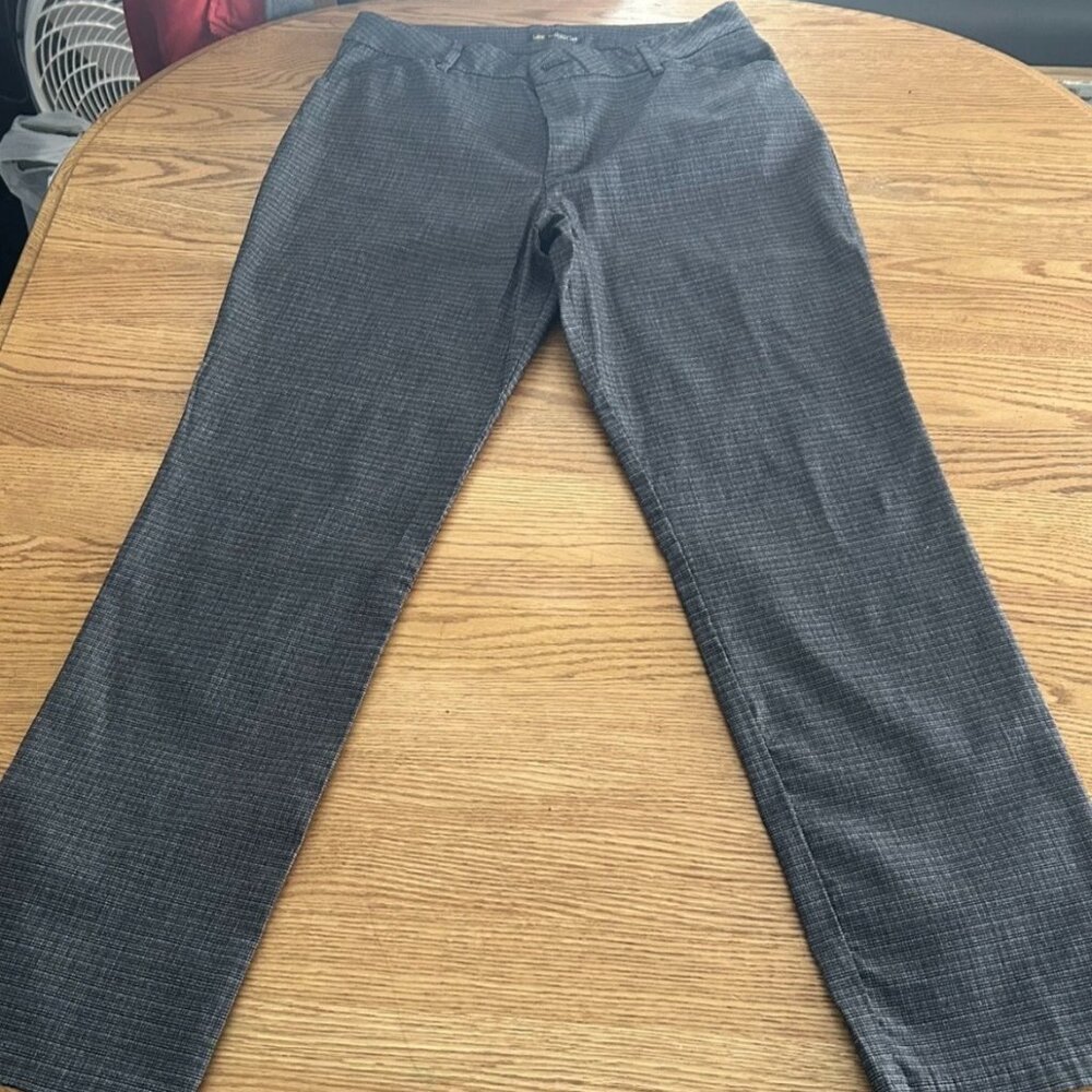 Lee Relaxed Fit, Straight Leg, Mid Rise Pant, Wrinkle Resistant Size 14 Medium